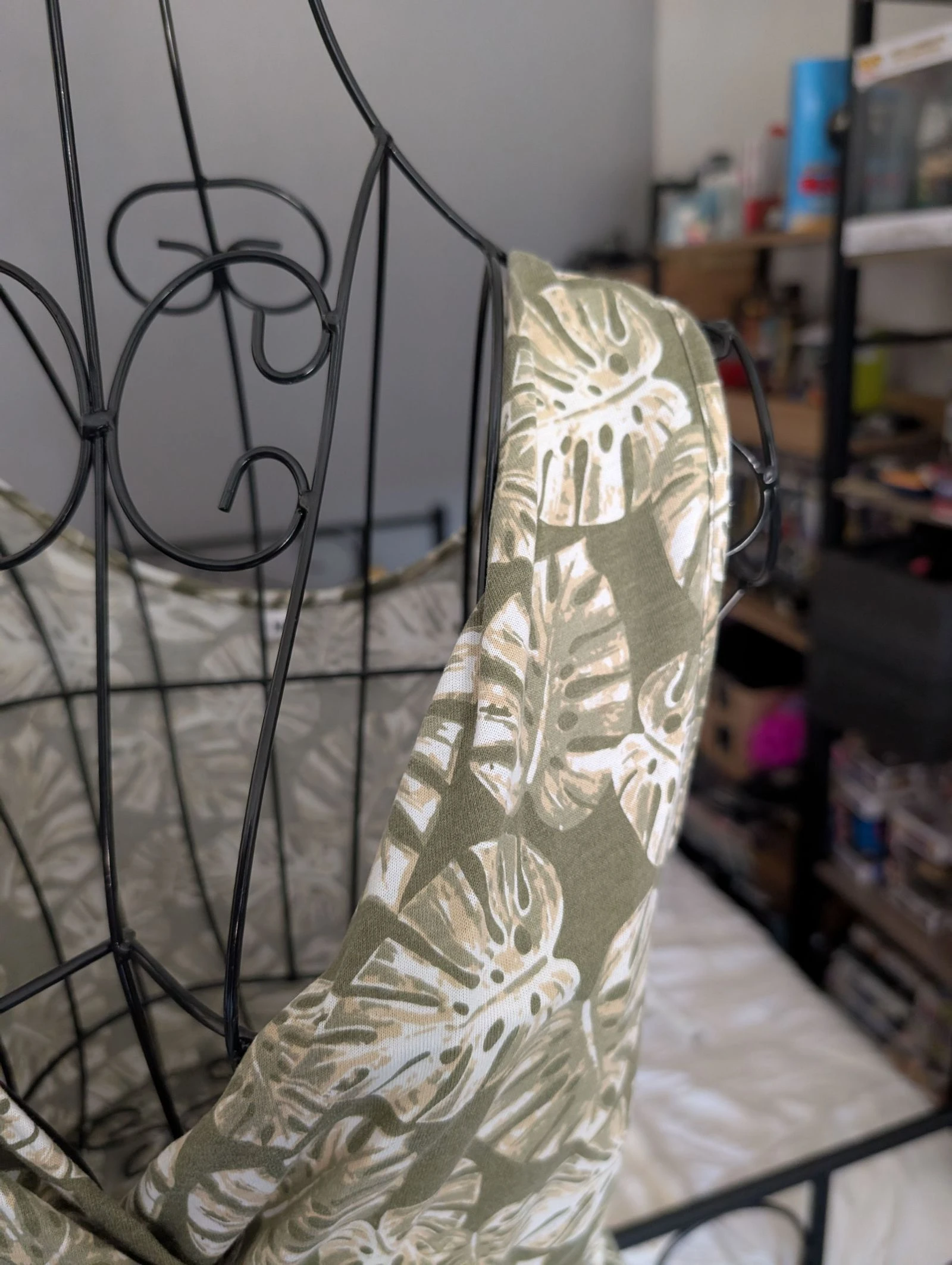 Magnífico vestido longo fluido cáqui estampado monstera / tropical tamanho M – photo 3